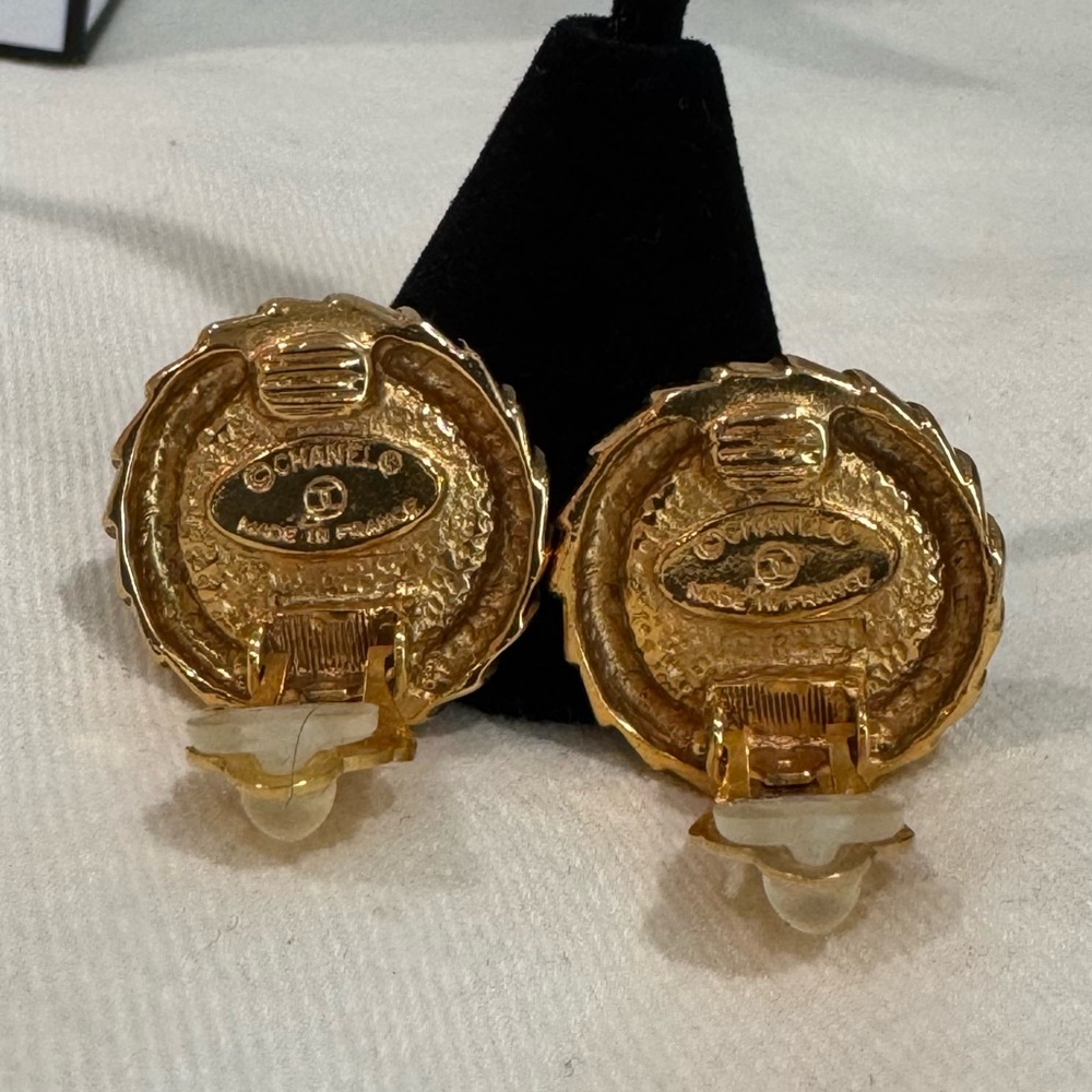 SOLD‼️Chanel 1980s Faux Pearl Button Clip-On Vintage Earrings - Picture 3 of 16